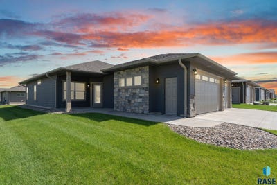 /international/us/8912-w-dalton-st-sioux-falls-sd-110108364753/