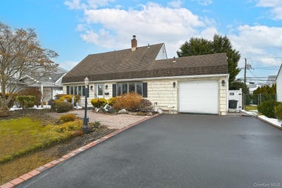 /international/us/103-ranch-lane-levittown-ny-110105873401/