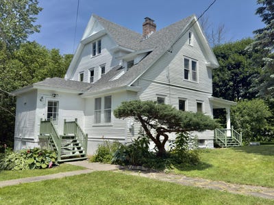 /international/us/21-oak-street-champlain-ny-110099044086/