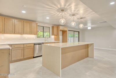 /international/us/8261-e-18th-street-tucson-az-110120488739/