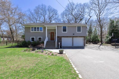 /international/us/24-oak-street-saint-james-ny-110098647558/