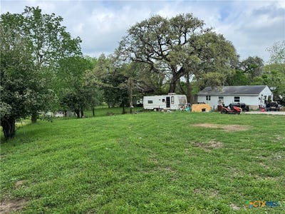 /international/us/103-reiffert-street-cuero-tx-110098571964/