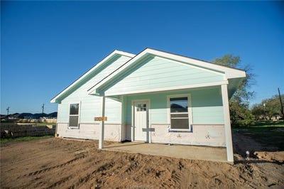 /international/us/1704-pine-street-hearne-tx-110097572152/