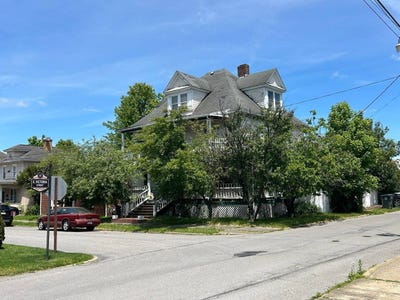 /international/us/22-elizabeth-street-buckhannon-wv-110108409921/