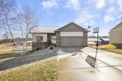 /international/us/1215-springbrook-drive-baraboo-wi-110106233492/