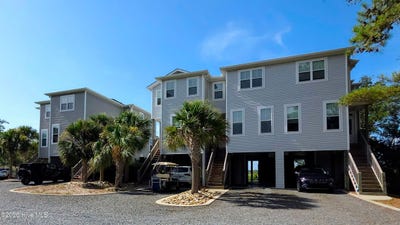 /international/us/7000-e-yacht-drive-oak-island-nc-110119469129/