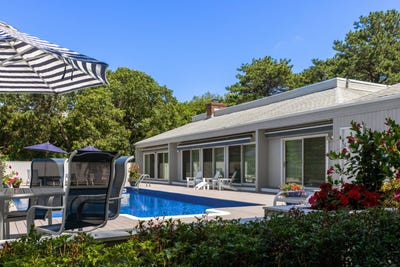 /international/us/16-peacock-path-east-quogue-ny-110101070234/