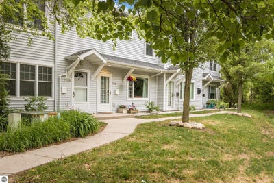 /international/us/715-lake-avenue-traverse-city-mi-110108911514/