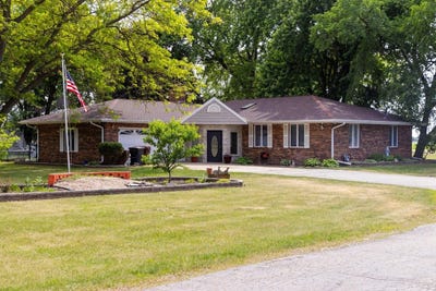 /international/us/5866-irene-road-belvidere-il-110108442065/