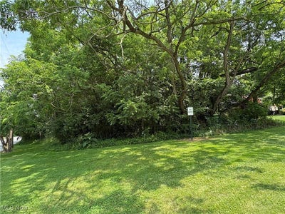 /international/us/penhale-avenue-campbell-oh-110100326944/