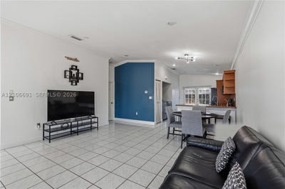 /international/us/3355-w-68th-st-hialeah-fl-110120591473/