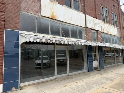 /international/us/108-110-112-court-square-dewitt-ar-110109038599/