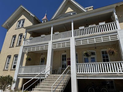 /international/us/810-201-cottageview-drive-traverse-city-mi-110108657198/