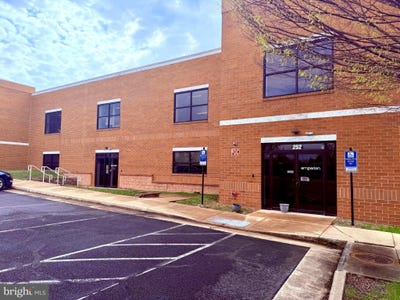 /international/us/252-airport-winchester-va-110106811479/