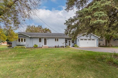 /international/us/819-east-street-boyceville-wi-110120016278/