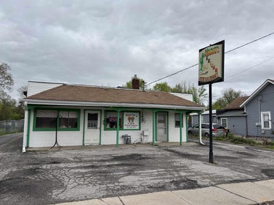 /international/us/921-e-beecher-street-adrian-mi-110107714268/
