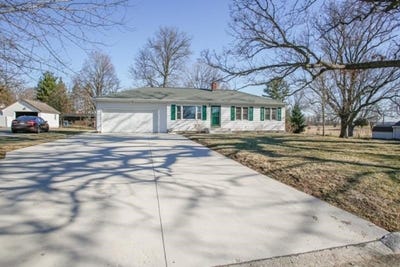 /international/us/120-e-washington-st-cedarville-il-110106703737/