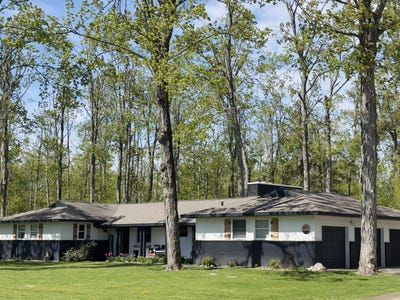 /international/us/2402-manorwood-drive-gaylord-mi-110108571828/