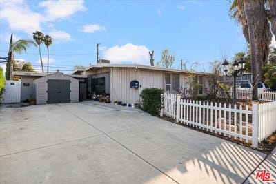 /international/us/17816-lull-st-reseda-ca-110105697087/