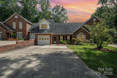/international/us/168-columns-circle-shelby-nc-110101019935/