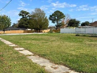 /international/us/801-e-judge-perez-drive-lot-1-chalmette-la-110104624264/