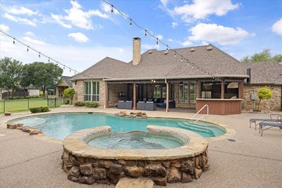 /international/us/805-mallard-pointe-drive-granbury-tx-110108258472/