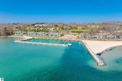 /international/us/760-waypoint-circle-suttons-bay-mi-110107196274/