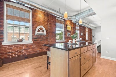 /international/us/25-cedar-st-amesbury-ma-110108688919/