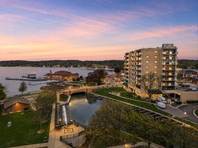 /international/us/101-broad-st-lake-geneva-wi-110120455106/
