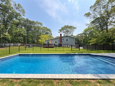 /international/us/3-debbie-trail-hampton-bays-ny-110098930052/