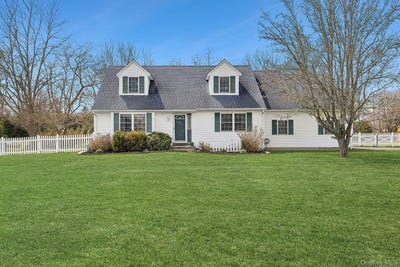 /international/us/240-lisa-drive-southold-ny-110107418786/
