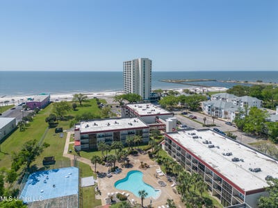 /international/us/2046-beach-boulevard-biloxi-ms-110098648058/