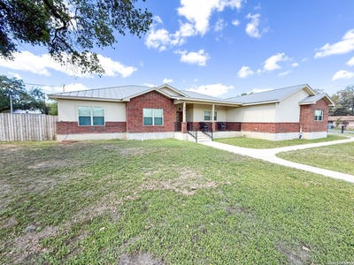 /international/us/101-8th-st-natalia-tx-110107230956/