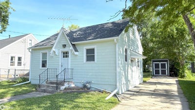 /international/us/912-15th-street-ne-mason-city-ia-110108694881/