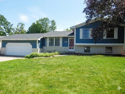 /international/us/412-wilcox-parkway-clare-mi-110108677876/