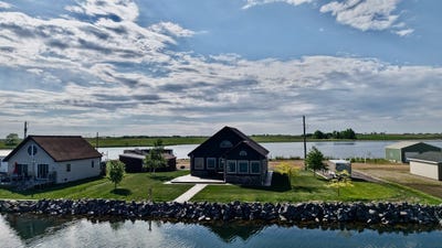 /international/us/1100-east-lakeshore-drive-waubay-sd-110108352561/