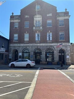 /international/us/53-high-street-westerly-ri-110105728198/
