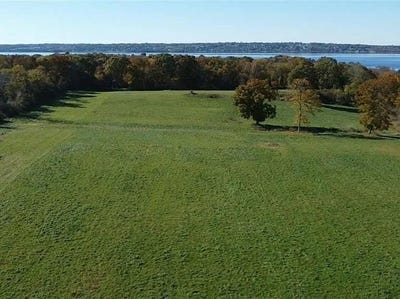 /international/us/main-road-tiverton-ri-110103737036/