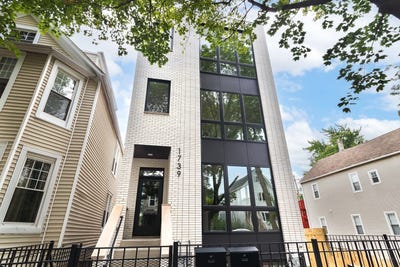 /international/us/1739-n-whipple-street-chicago-il-110101209956/