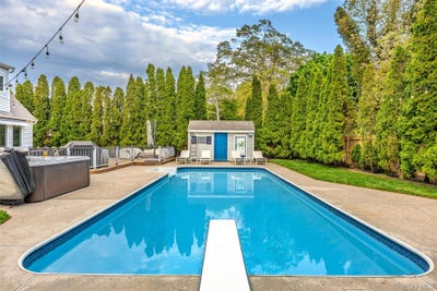 /international/us/48-westwood-drive-shirley-ny-110107953555/