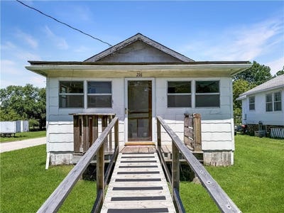 /international/us/216-w-22nd-street-higginsville-mo-110108794163/