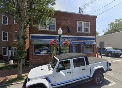 /international/us/40-main-st-amesbury-ma-110107432828/