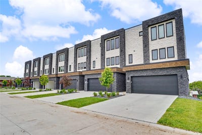 /international/us/2724-fleur-drive-des-moines-ia-110108449832/