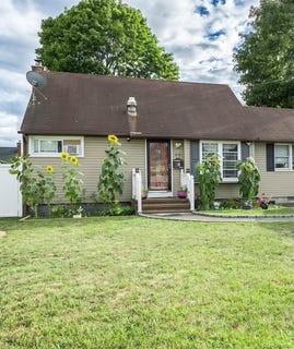 /international/us/60-32nd-street-copiague-ny-110102133774/