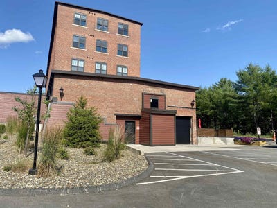 /international/us/24-beacon-street-littleton-nh-110101305856/
