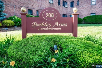 /international/us/208-anderson-street-hackensack-nj-110108638265/