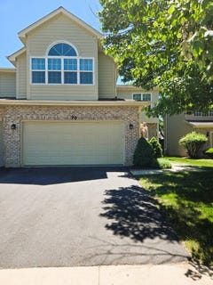 /international/us/70-townsend-circle-naperville-il-110108538422/