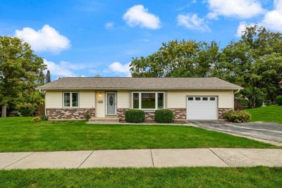/international/us/911-melrose-court-mchenry-il-110120590228/