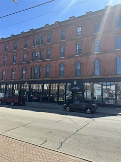 /international/us/285-main-street-dubuque-ia-110108363958/