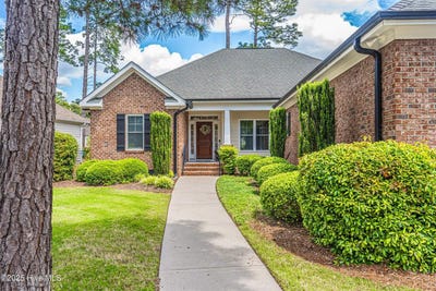 /international/us/201-sundew-court-southern-pines-nc-110108146163/
